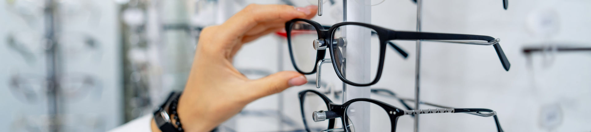 Como organizar um estoque de óculos em óticas?