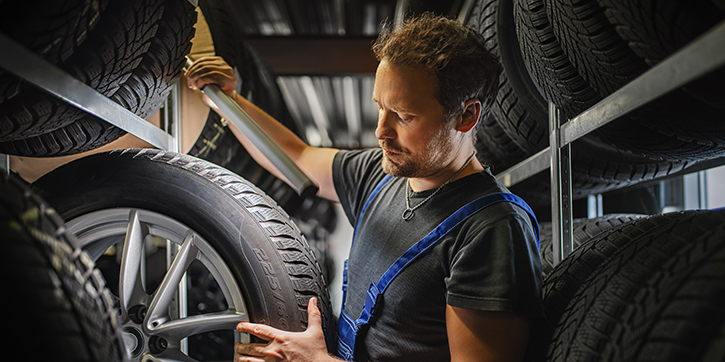  Hardworking,Experienced,Worker,Holding,Tire,And,He,Wants,To,Change