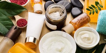 spa-beauty-care-concept-beautiful-various-products-spa-set-for-care-produtos-de-spa-vista-de-cima-min