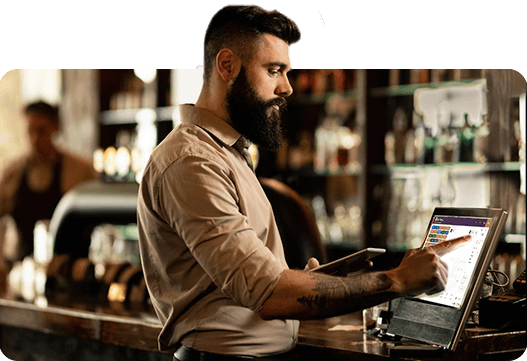 Quero automatizar meu delivery e faturar mais (Permanece) Homem usando App de delivery e motoboys para fazer a gestão de operações da empresa